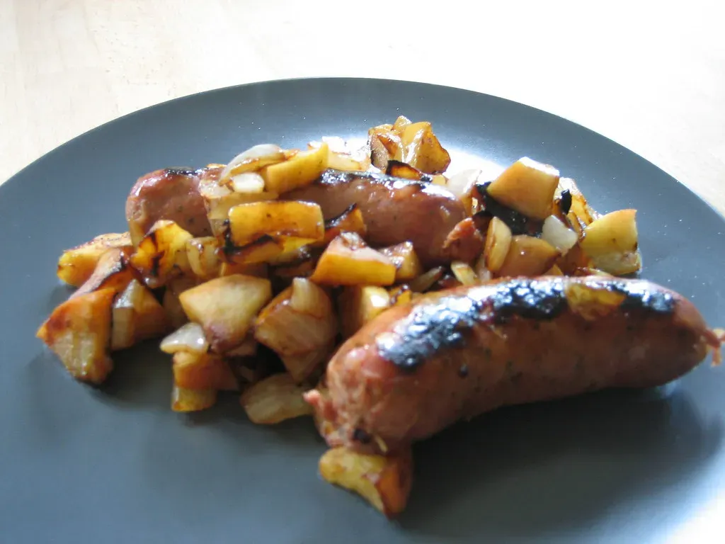 5. Sausage, Apple, and Onion Skillet (magnetbox, Flickr, CC BY 2.0)