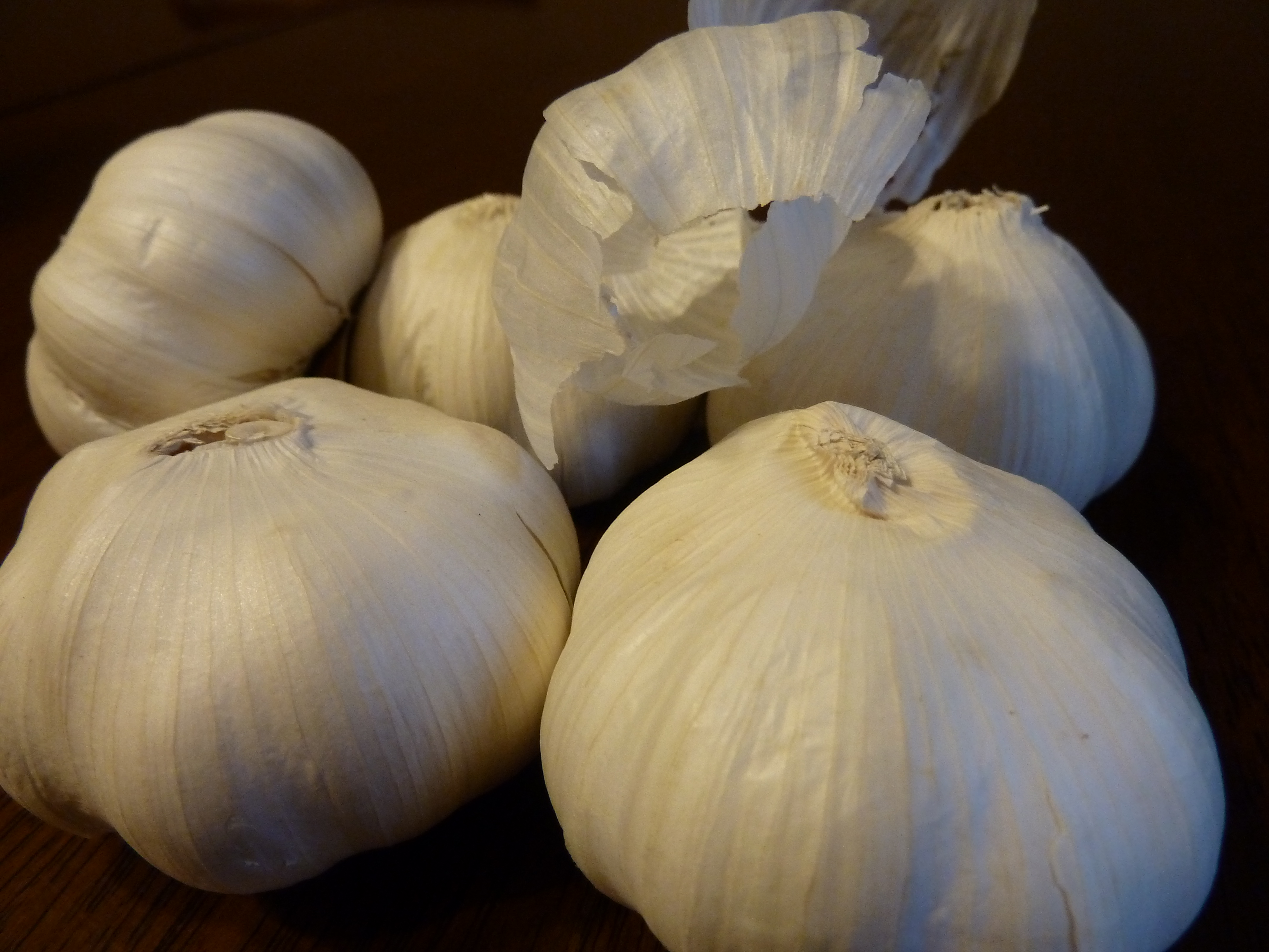 Garlic (Yes, It Counts as a Vegetable!) (image credits: wikimedia)