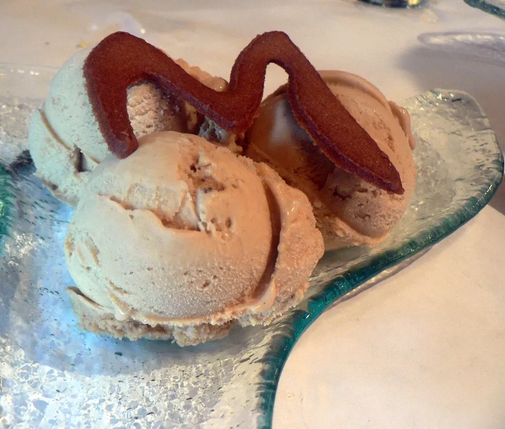 8. Häagen-Dazs Pralines & Cream: The Southern-Inspired Scoop That Faded Quietly (stu_spivack, Flickr, CC BY-SA 2.0)