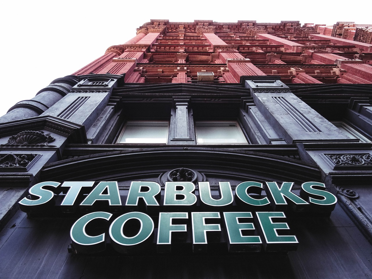Starbucks: Coffee Culture Meets Fast Food (image credits: pixabay)