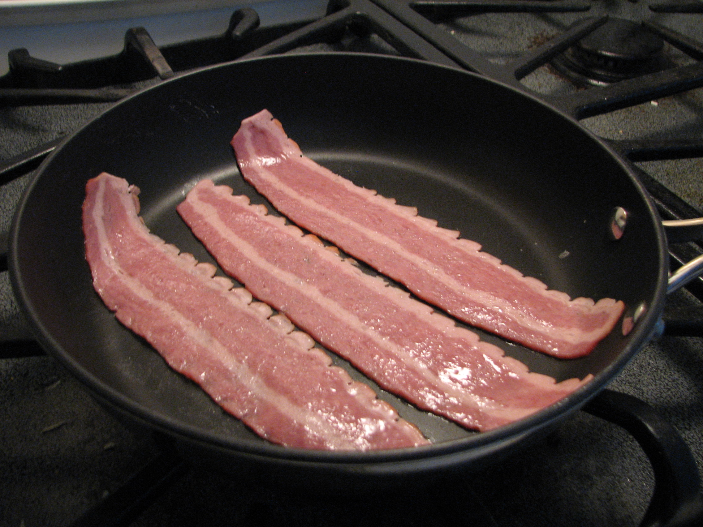 Cooking Bacon Straight From the Fridge (image credits: wikimedia)