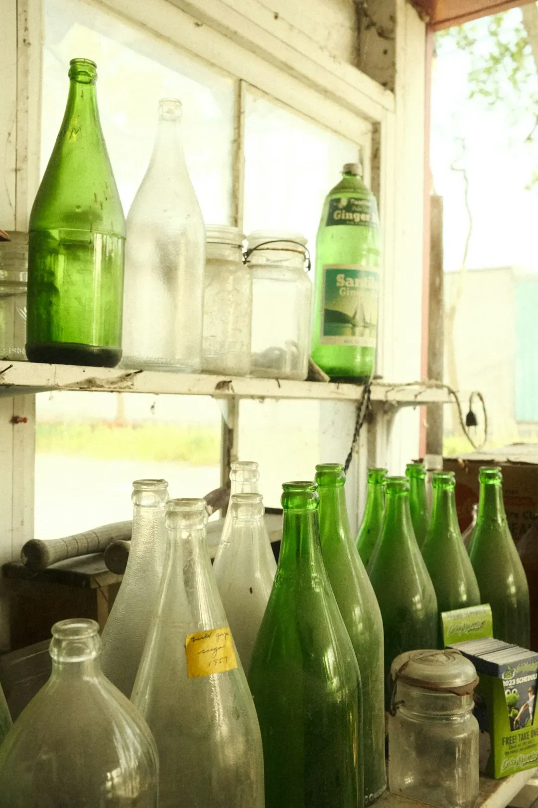 Condiments and Table Items Look Grimy or Old (Image Credits: Unsplash)