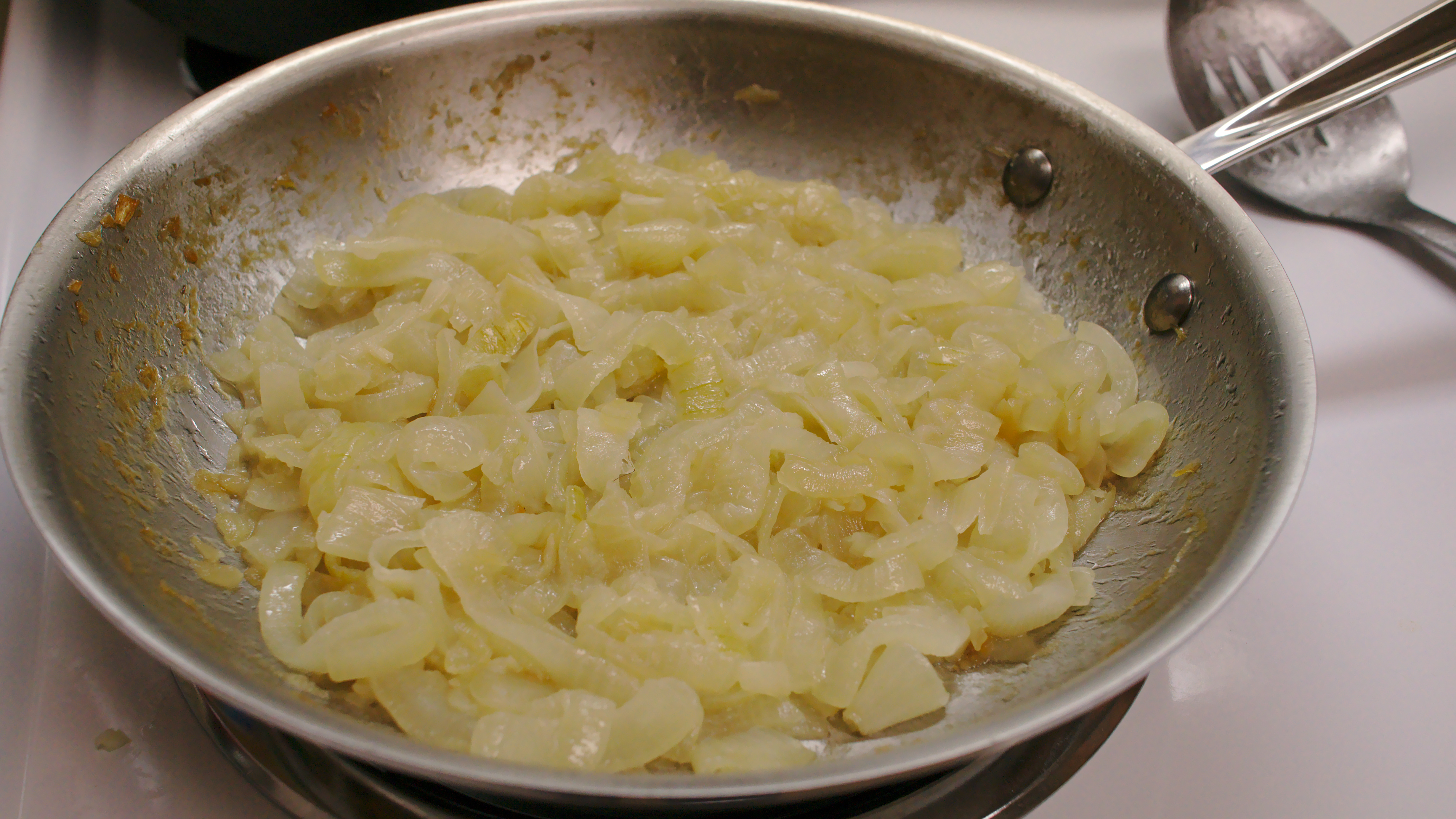 7. Add Baking Soda to Onions for Caramelizing in Half the Time (image credits: wikimedia)