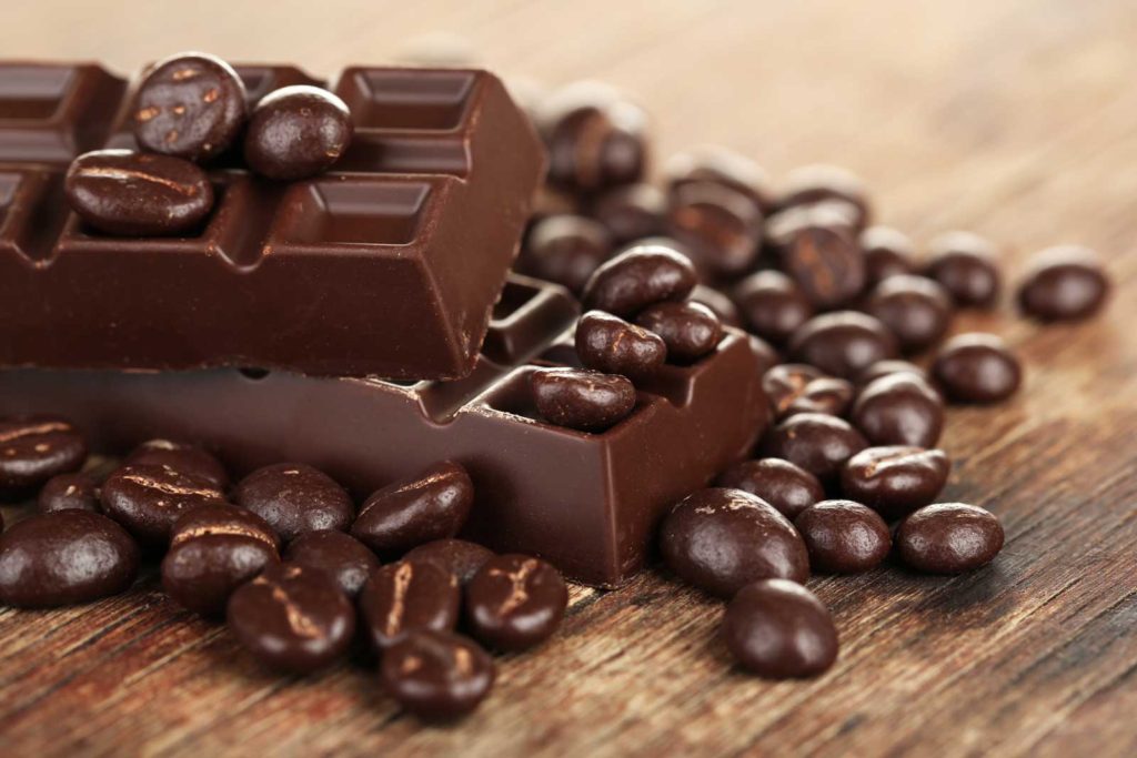 Dark Chocolate: Antioxidant-Rich but High in Oxalates and Potassium (image credits: flickr)