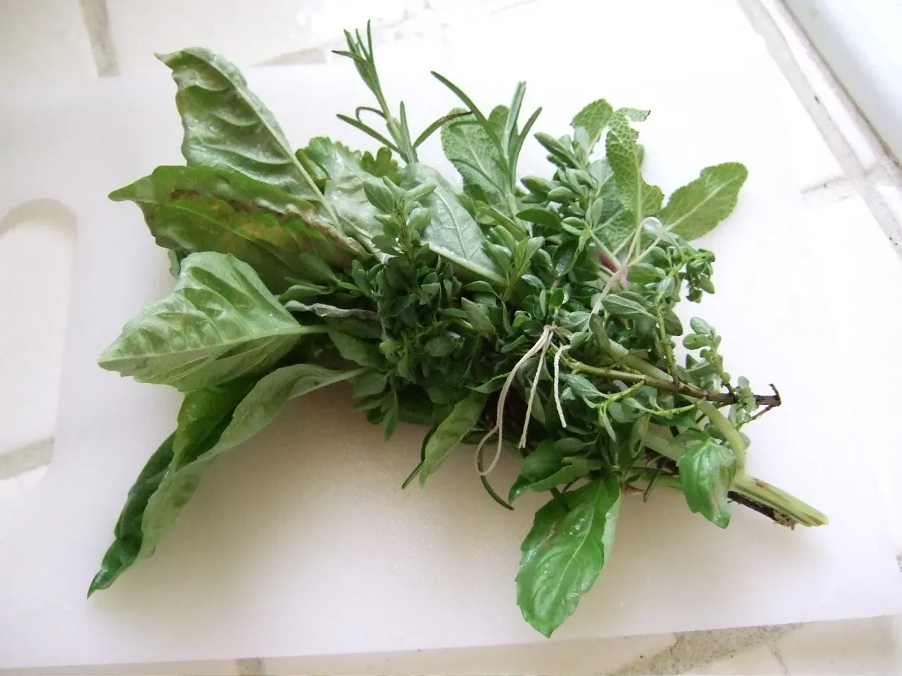 Fresh Herbs Go In at the Last Second (Image Credits: Wikimedia)