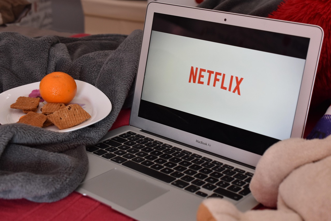 Mindless Snacking in Front of Screens (image credits: pixabay)
