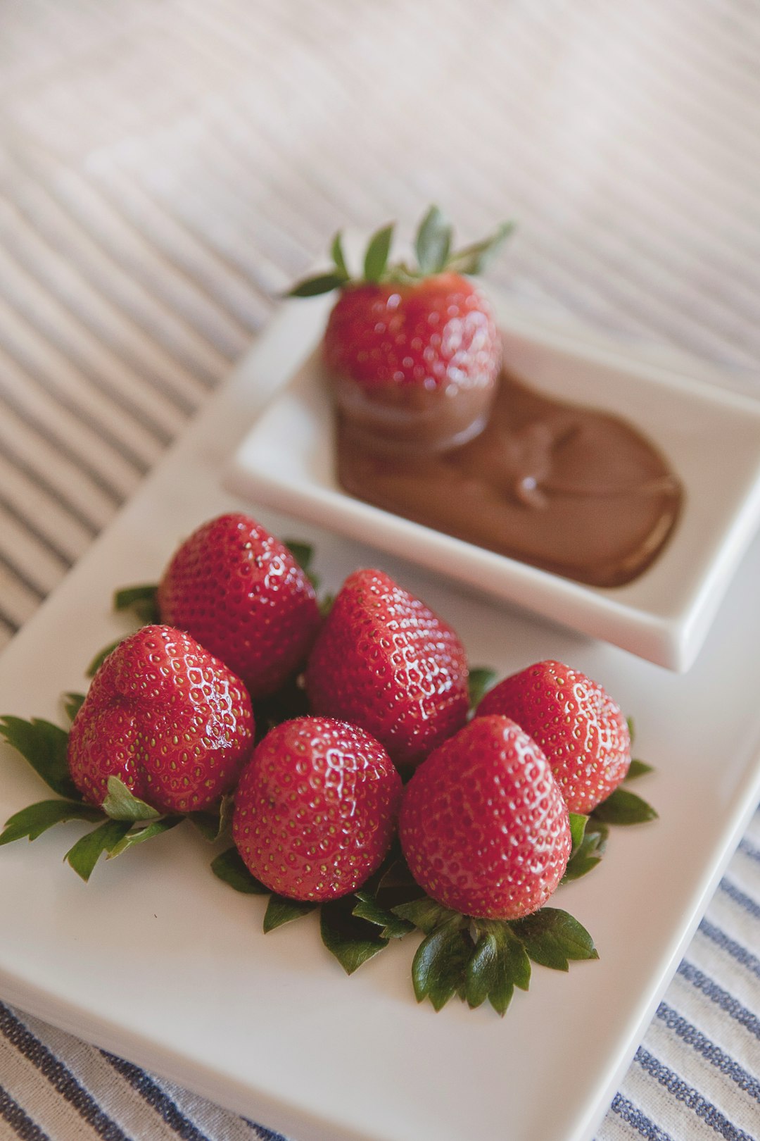 Chocolate-Covered Strawberries: Healthy Dessert 🍫🍓 (image credits: unsplash)