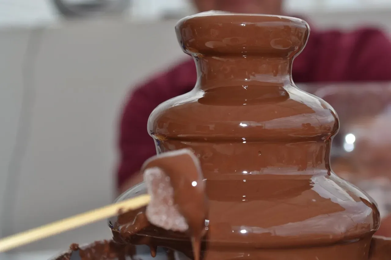 8. Chocolate Fountains and Communal Dessert Stations (Image Credits: Pixabay)