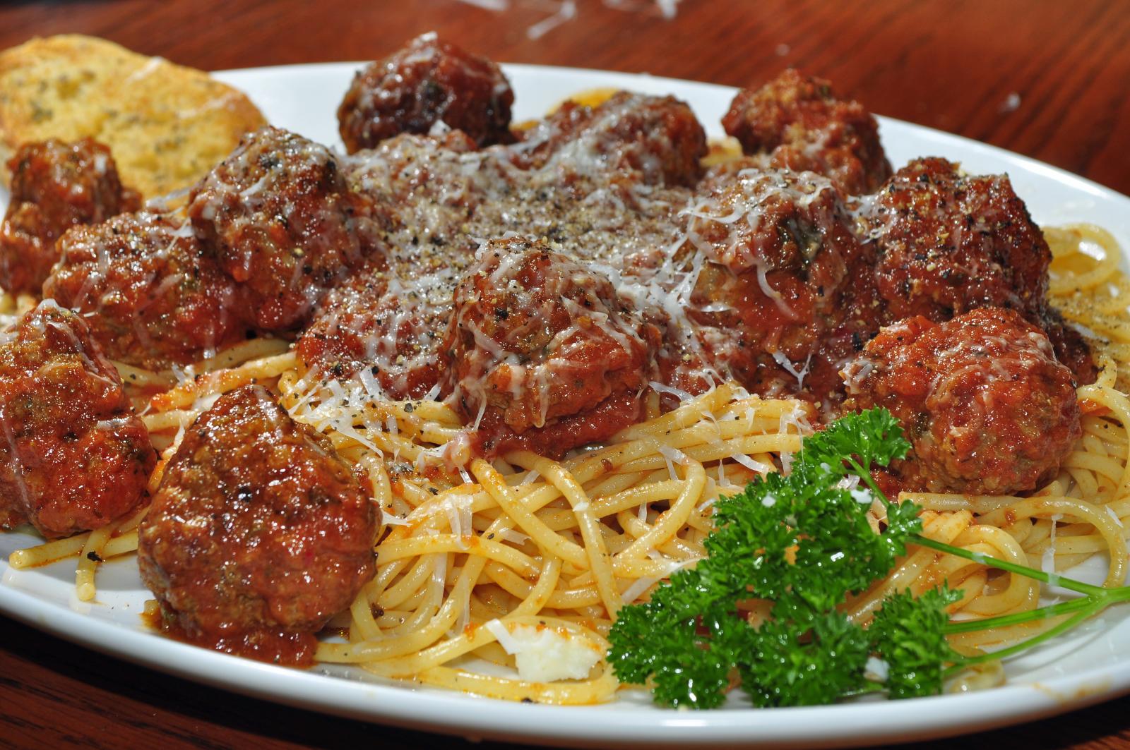 Spaghetti with Meatballs (image credits: wikimedia)
