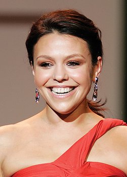 Rachael Ray – The 30-Minute Millionaire (image credits: originally posted to Flickr as Rachael Ray, Red Dress Collection 2007, CC BY-SA 2.0, https://commons.wikimedia.org/w/index.php?curid=46642239)