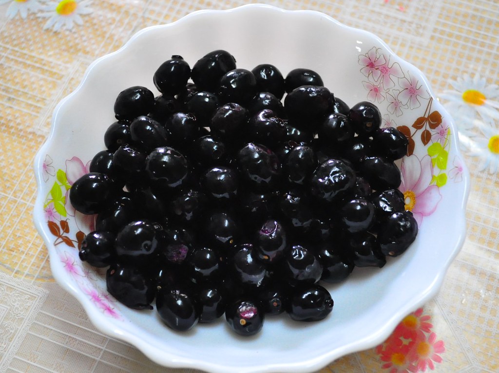 The Surprising Standouts: Dark Berries and Exotic Fruits Round Out the Rankings (image credits: flickr)