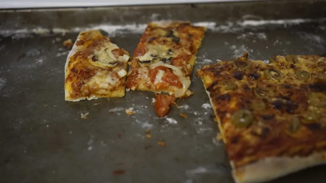 5. The Rectangular Cafeteria Pizza: A Geometric Mystery We All Loved (Image Credits: Unsplash)