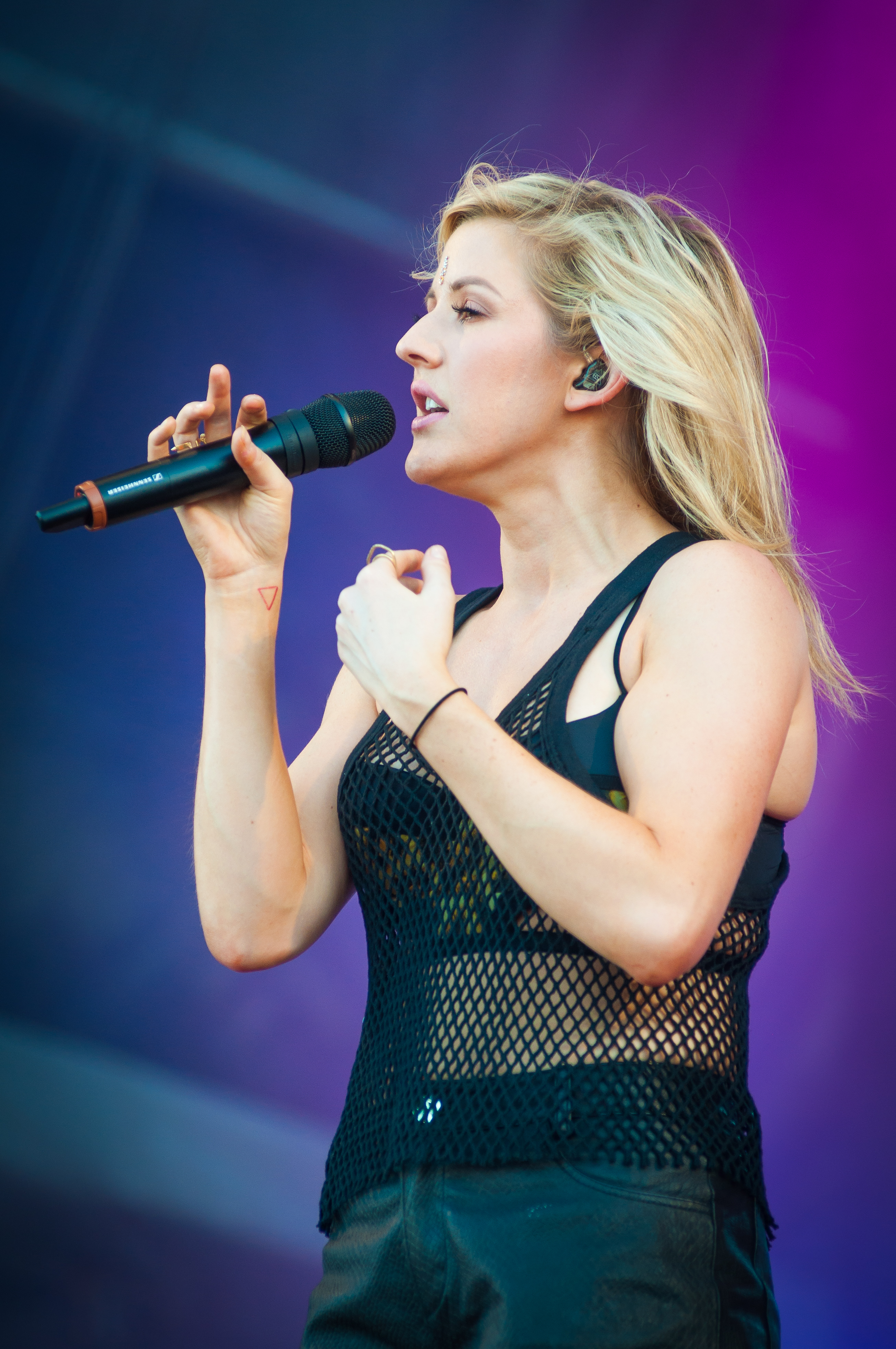 Ellie Goulding – Served Hard Seltzer (image credits: By Tuomas Vitikainen, CC BY-SA 4.0, https://commons.wikimedia.org/w/index.php?curid=38355405)