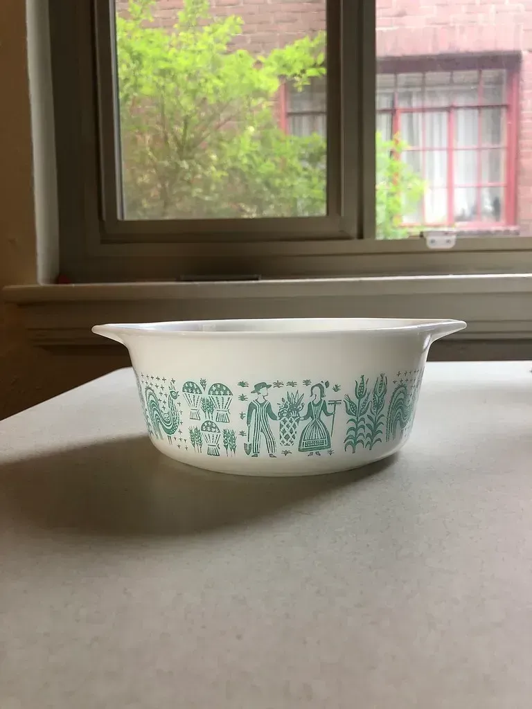 Turquoise Pyrex Golden Birds Casserole (Image Credits: Flickr)