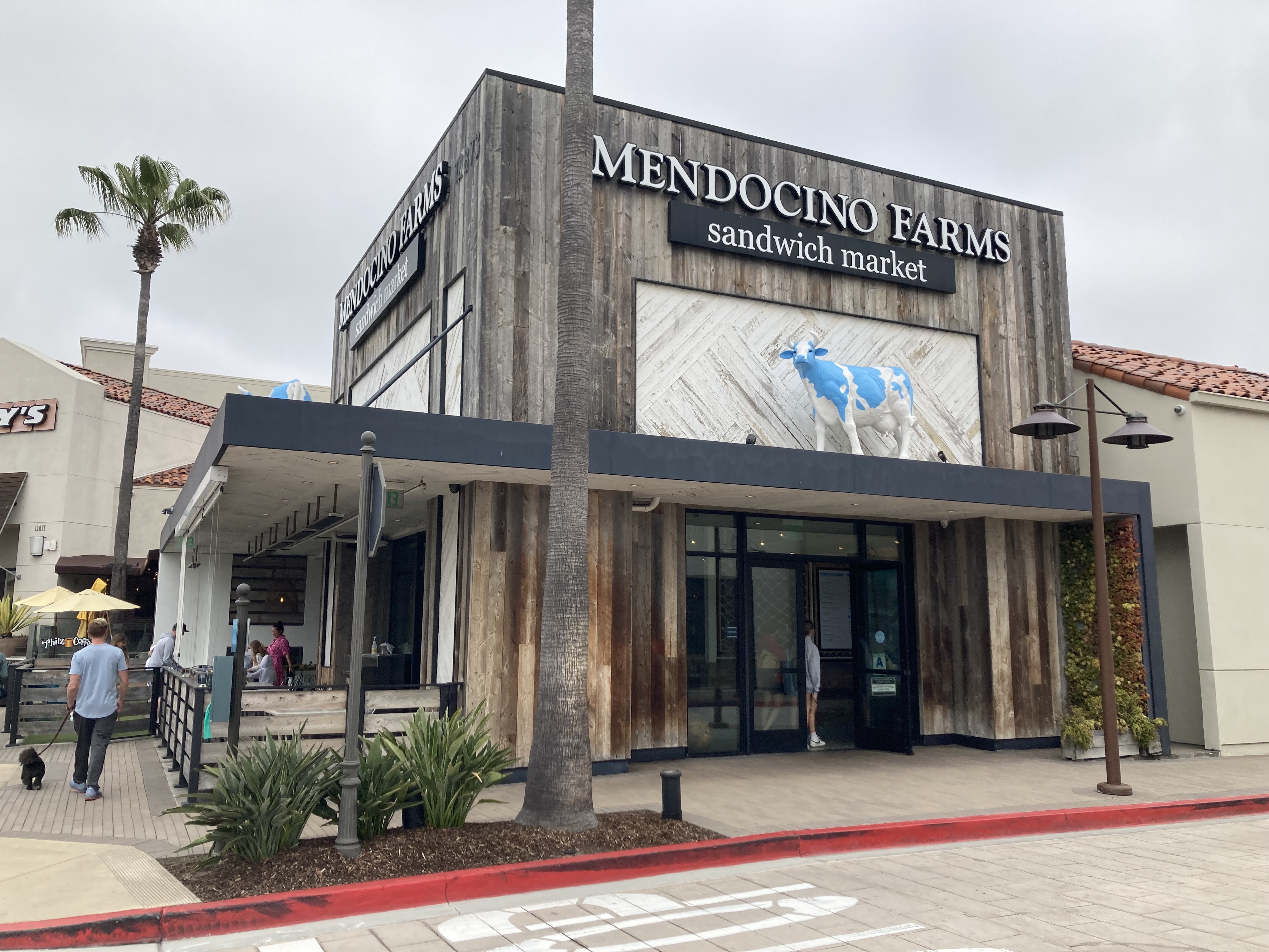 Mendocino Farms: Farm-to-Table Meets Fast-Casual Excellence (image credits: By DarkNight0917, CC BY-SA 4.0, https://commons.wikimedia.org/w/index.php?curid=131984681)