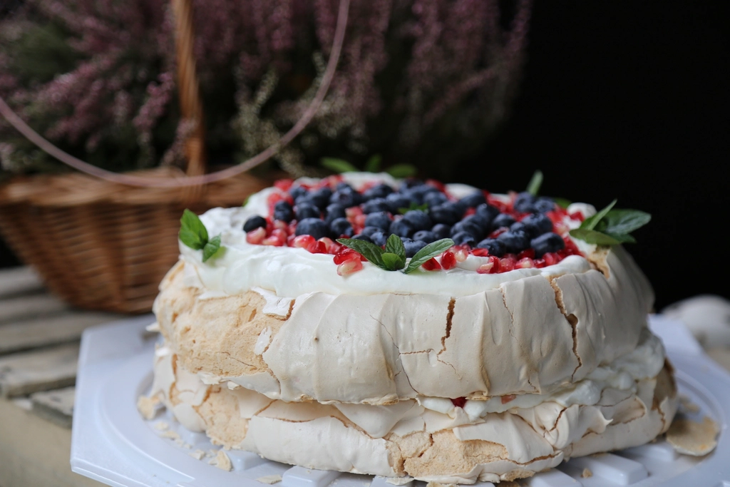 Baked Alaska: A Spectacular Dessert Worthy of Attention (image credits: rawpixel)