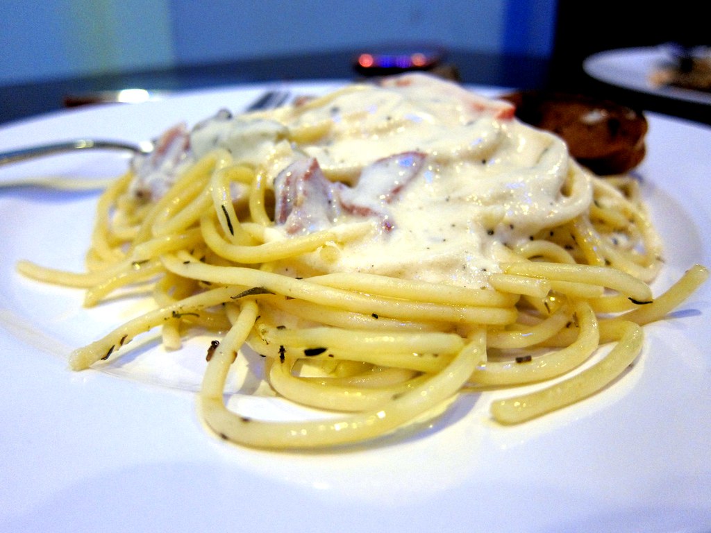 Alfredo Sauce: Cream-Based and Quick to Spoil (image credits: flickr)
