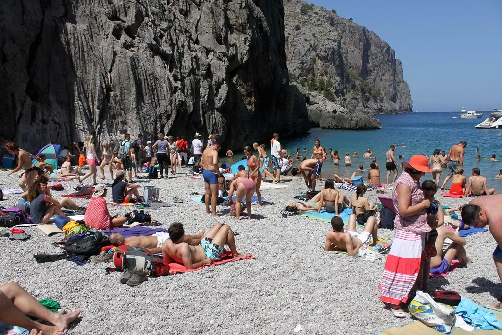 Mallorca's Beaches: When Paradise Becomes a Parking Lot (Image Credits: Flickr)