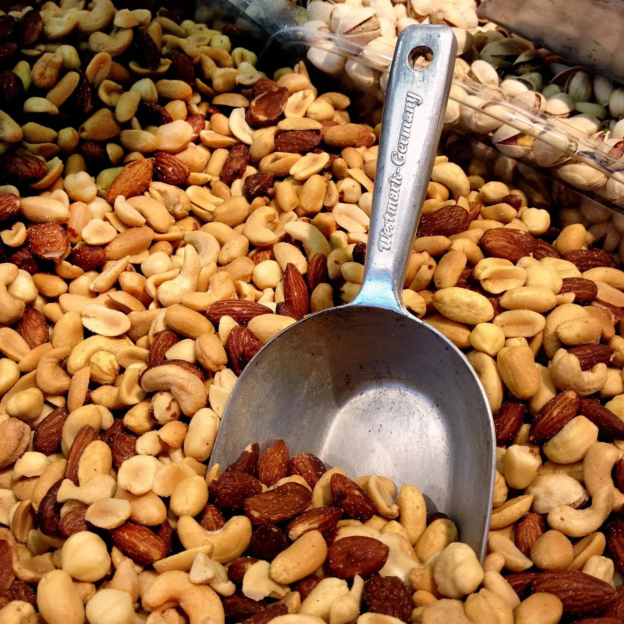 5. Cashews and Almonds - Nuts That Outperform Chocolate Per Ounce (Image Credits: Pixabay)