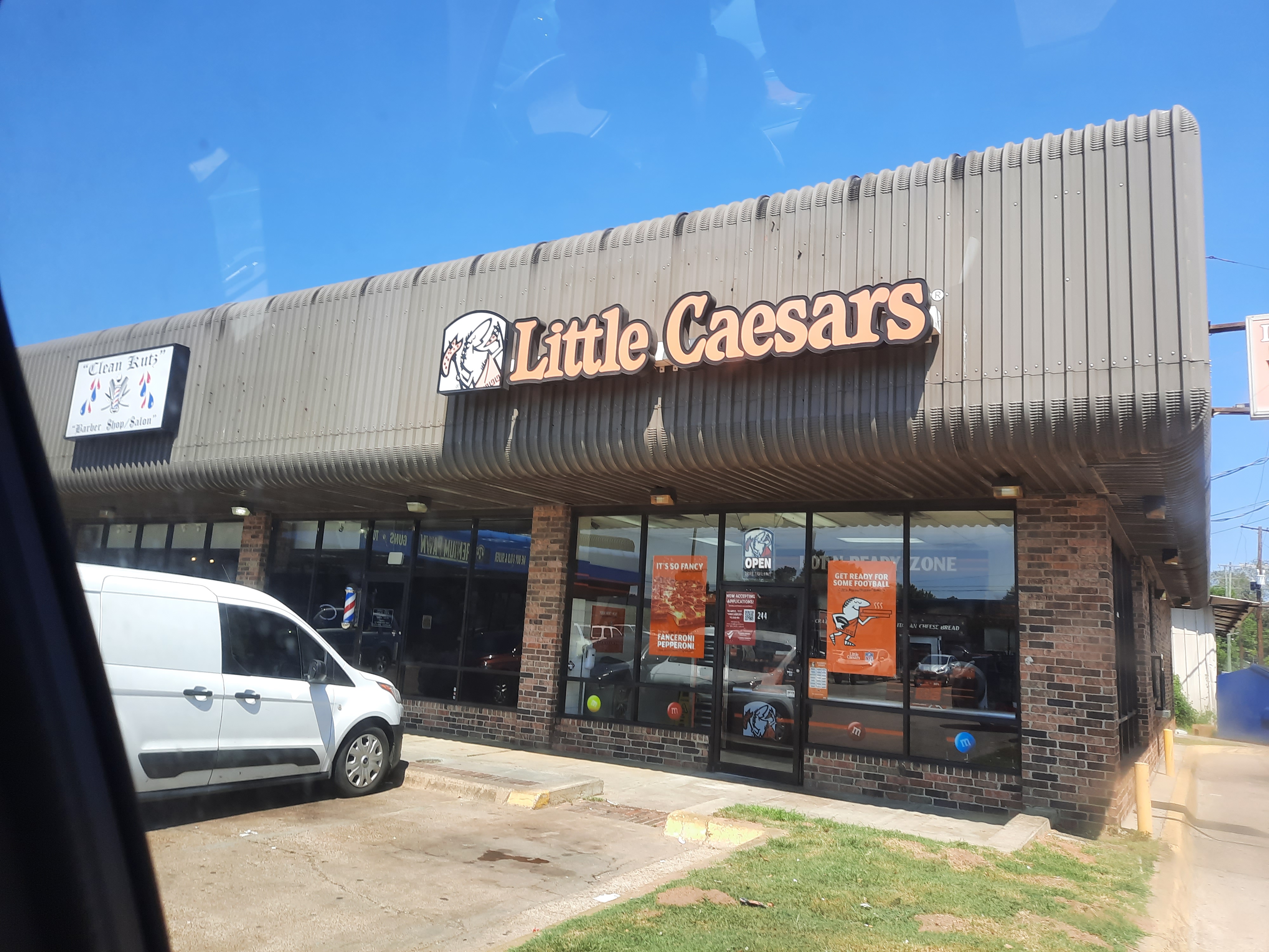 Little Caesars Pizza Deals – Feed a Family for Under Twenty (image credits: By Wikilester 3, CC BY-SA 4.0, https://commons.wikimedia.org/w/index.php?curid=123233529)