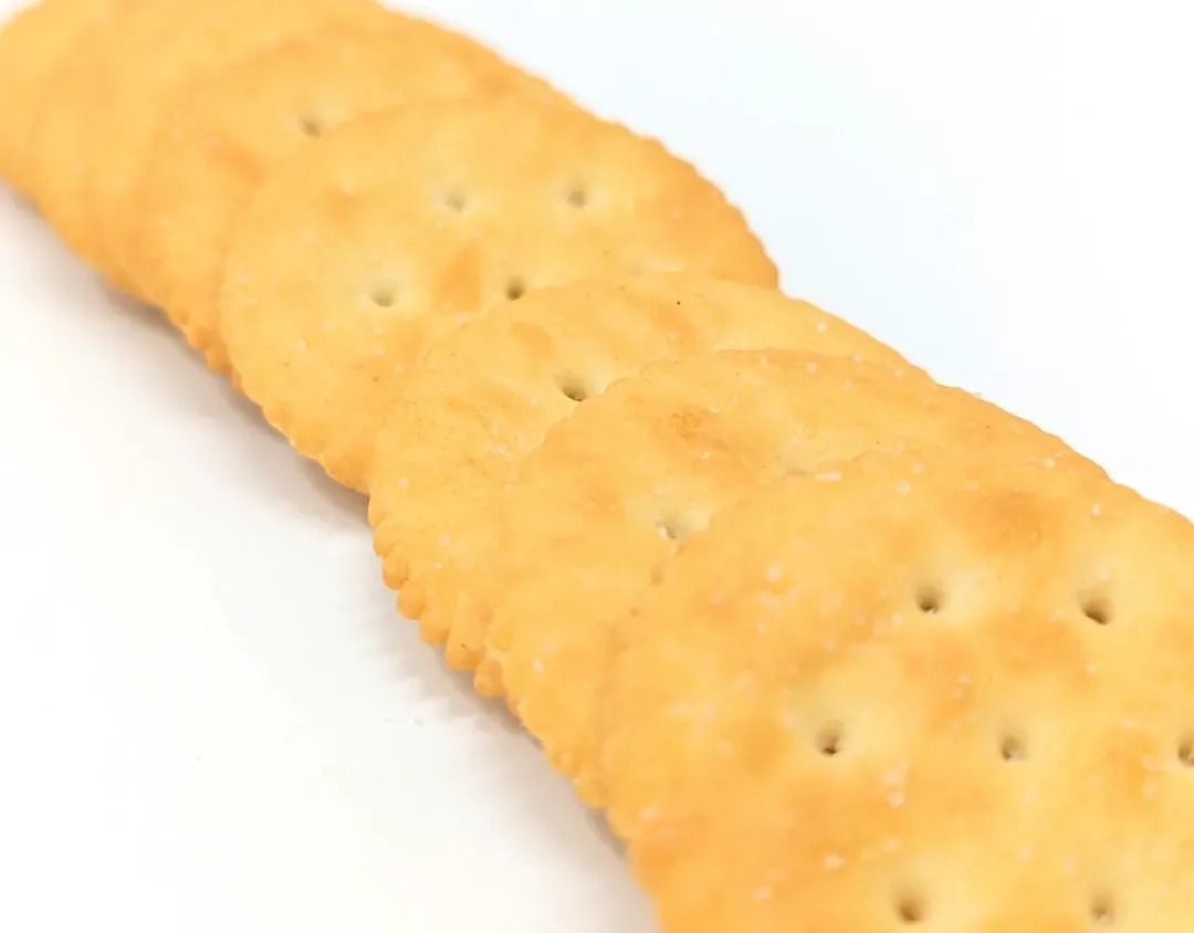 Snack #5: Low-Sodium Crackers and Rice Cakes (Image Credits: Unsplash)