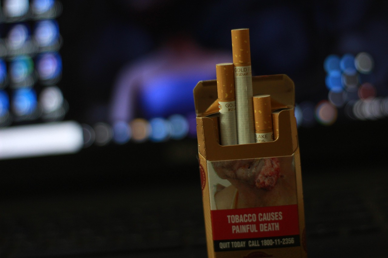 A Pack of Cigarettes and Change (image credits: pixabay)