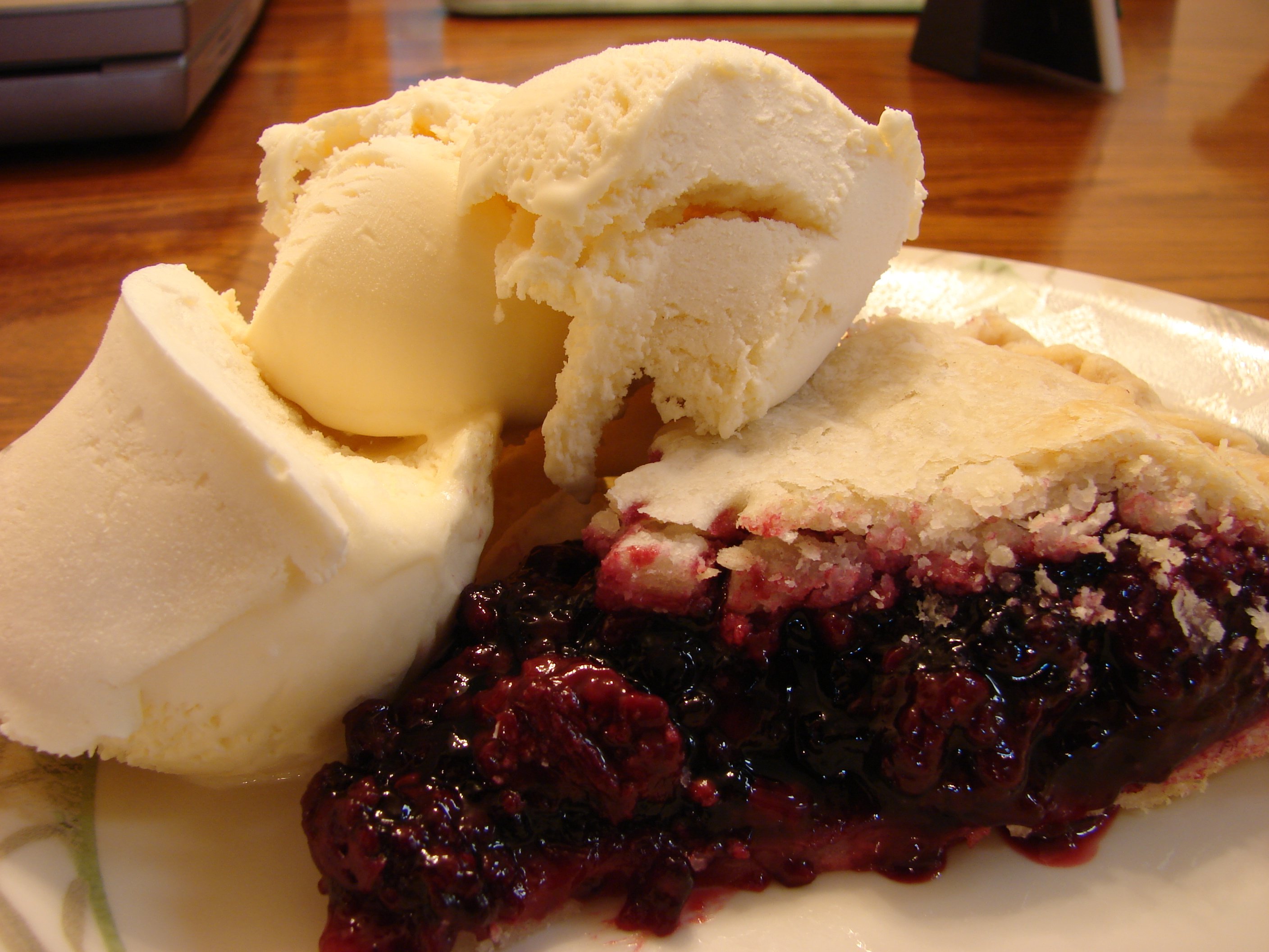 Rustic Blackberry Pie: Wild Berry Adventures (image credits: wikimedia)