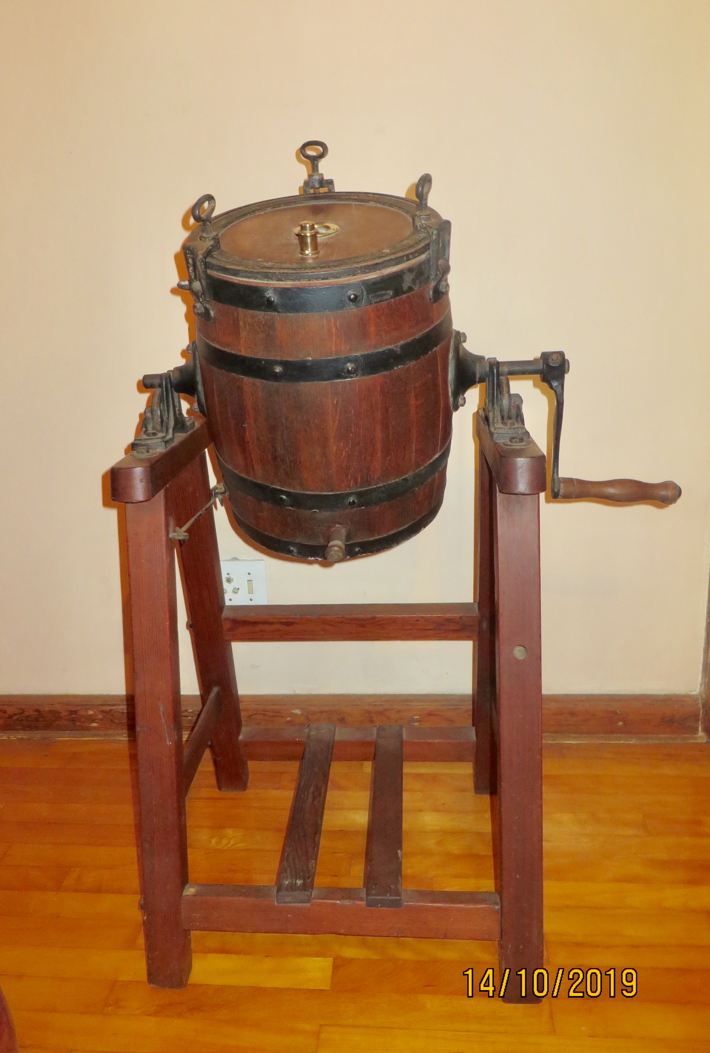 The Butter Churn That Transformed Cream Into Gold (Image Credits: Wikimedia)