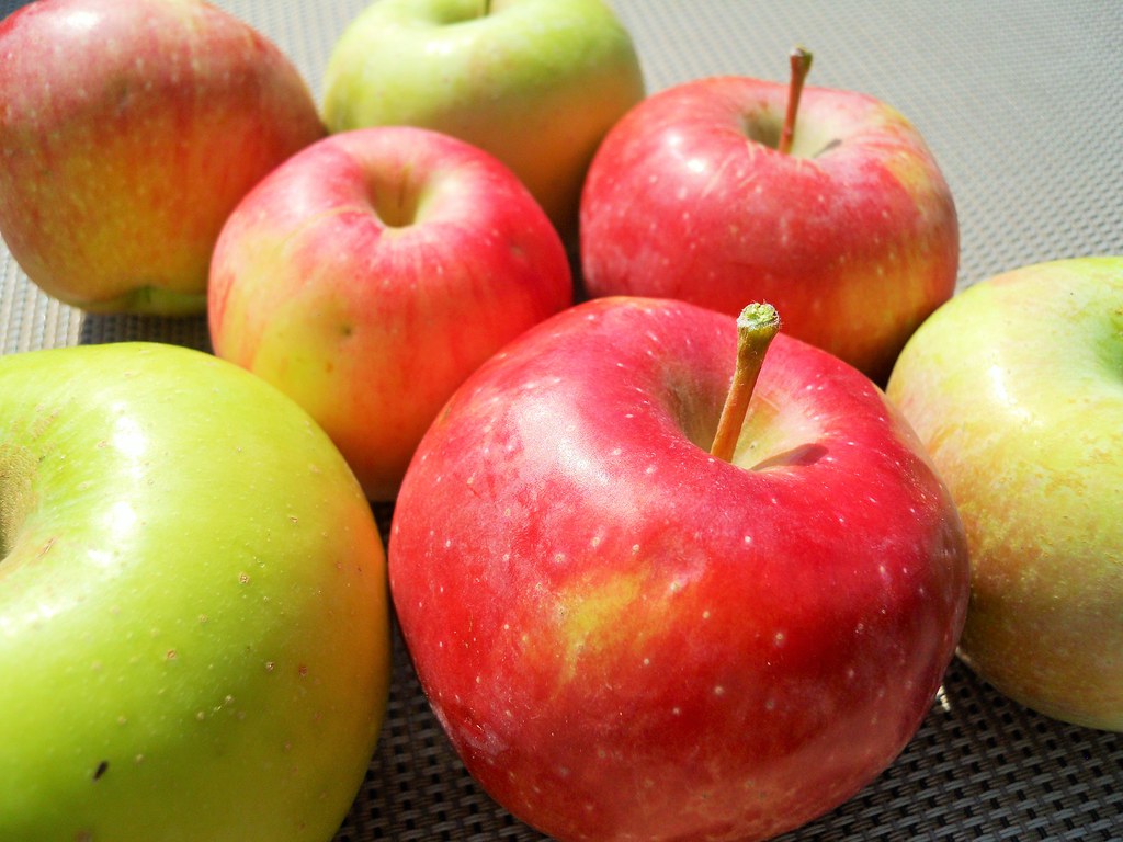 Apple Slices with Peanut Butter: The Perfect Balance (image credits: flickr)