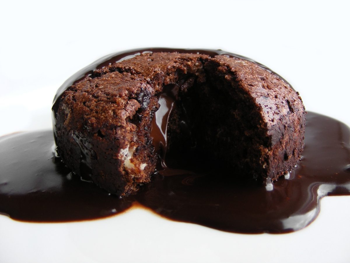 Molten Chocolate Cake Creates Restaurant Theater (Image Credits: Wikimedia)