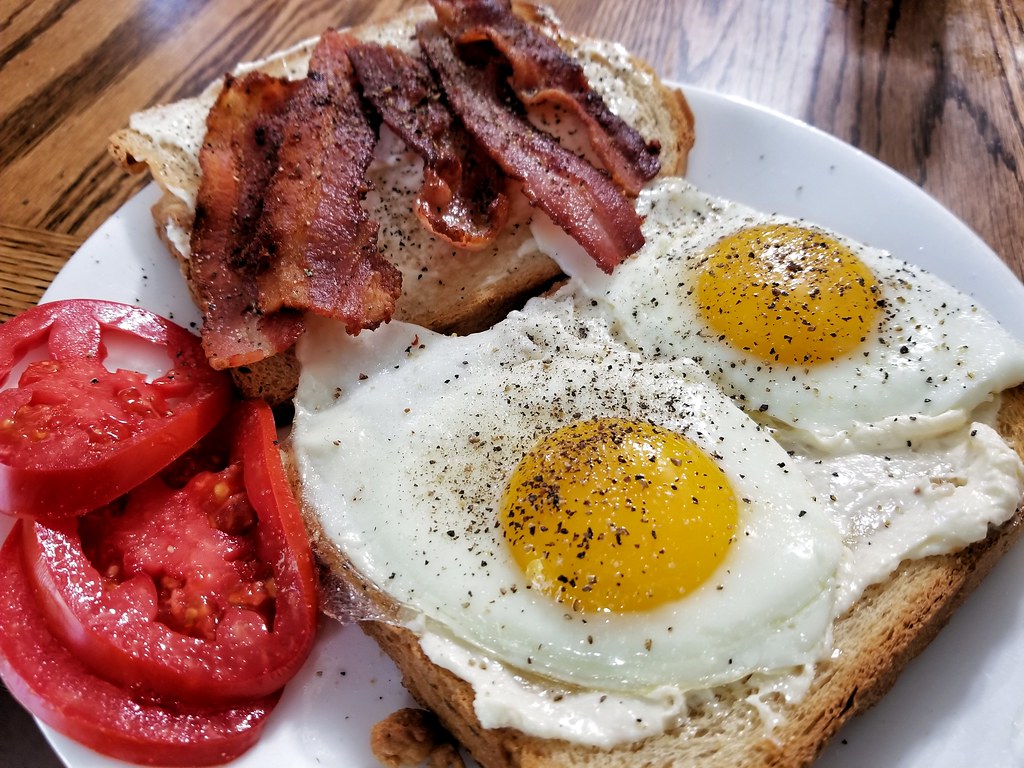 Bacon and Eggs: The Protein-Heavy Morning Shock (Image Credits: Flickr)