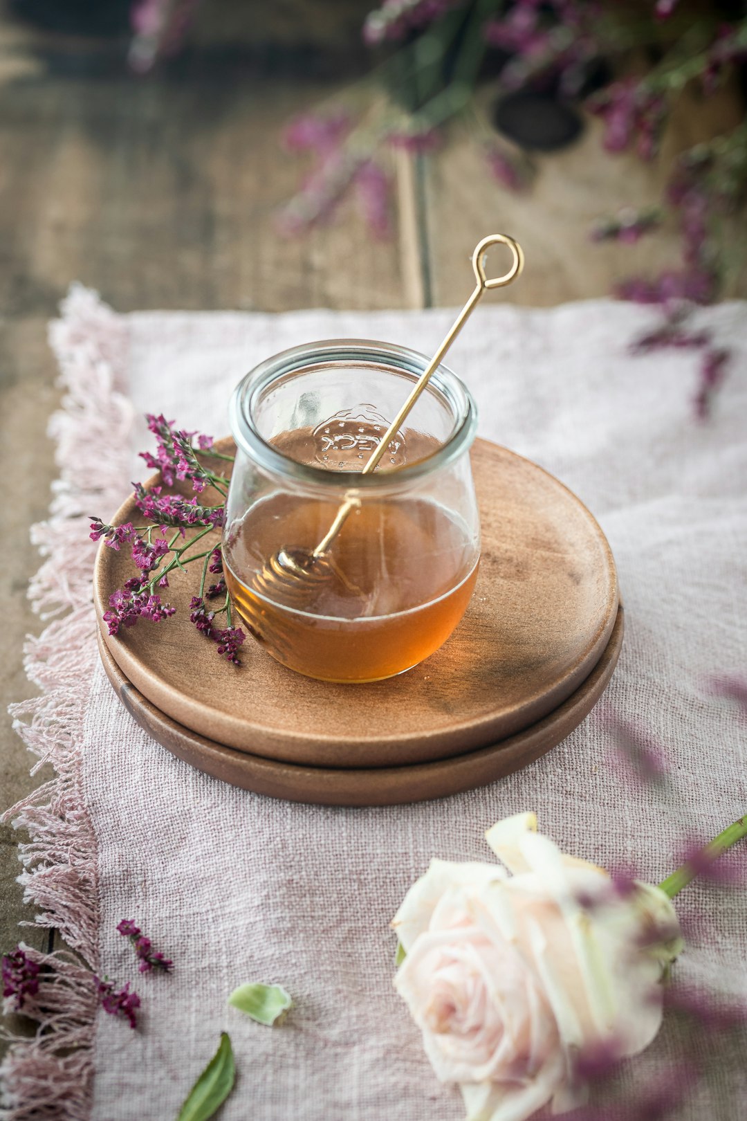 Honey: The Natural Sweetener That's Crystallizing Your Baking Plans (image credits: unsplash)