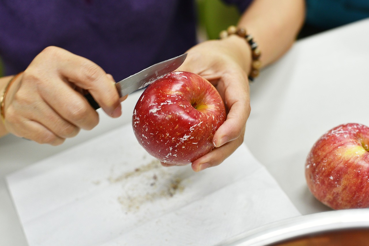 That Shiny Apple Might Be Hiding More Than You Think (image credits: pixabay)