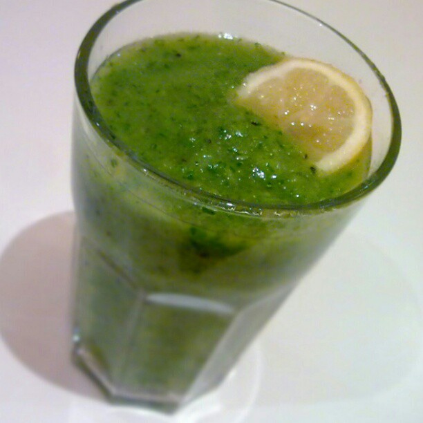 1. Jennifer’s Morning Jumpstart: The Green Smoothie (image credits: wikimedia)