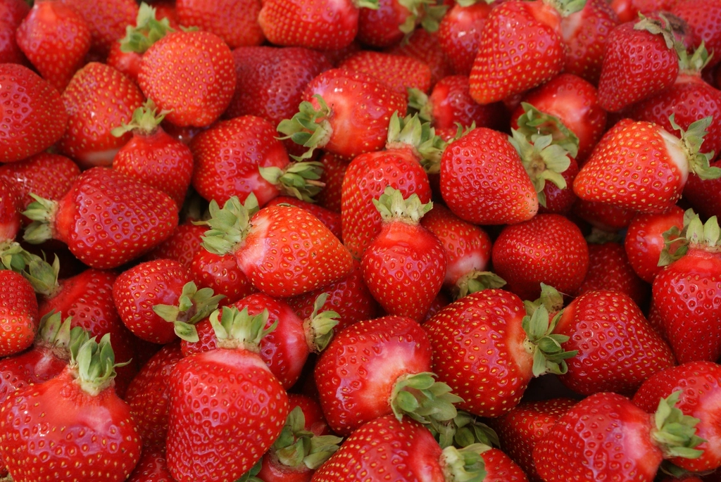 Strawberries: Tiny Berries, Big Hydration (image credits: rawpixel)