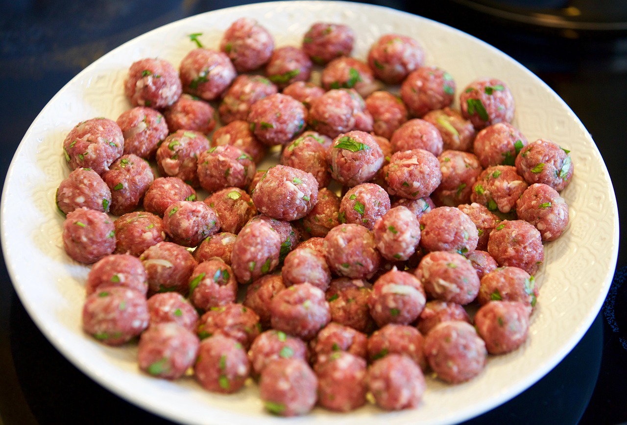 Cocktail Meatballs in Sweet Grape Jelly Sauce (image credits: pixabay)