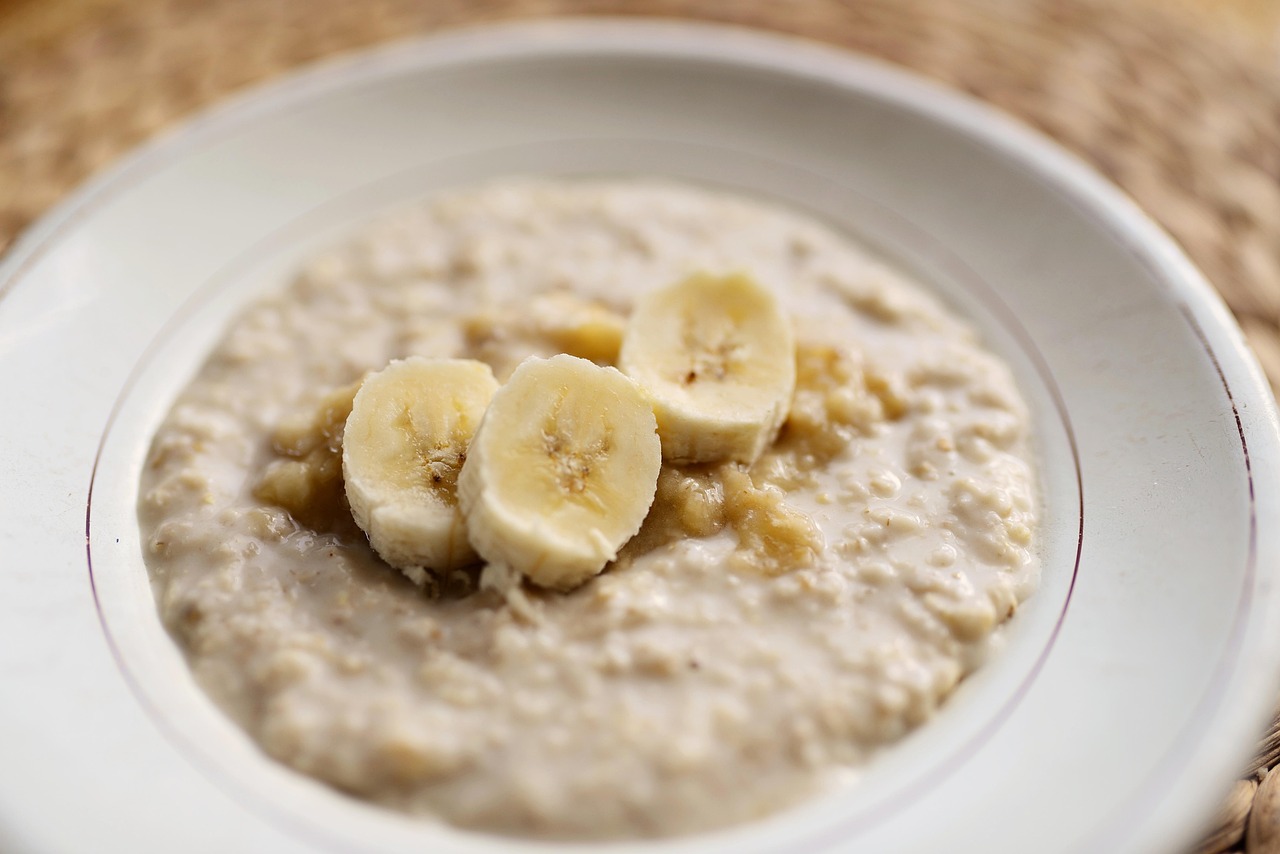 7. Oats: Cholesterol Busters and Soothing Skin Saviors (image credits: pixabay)