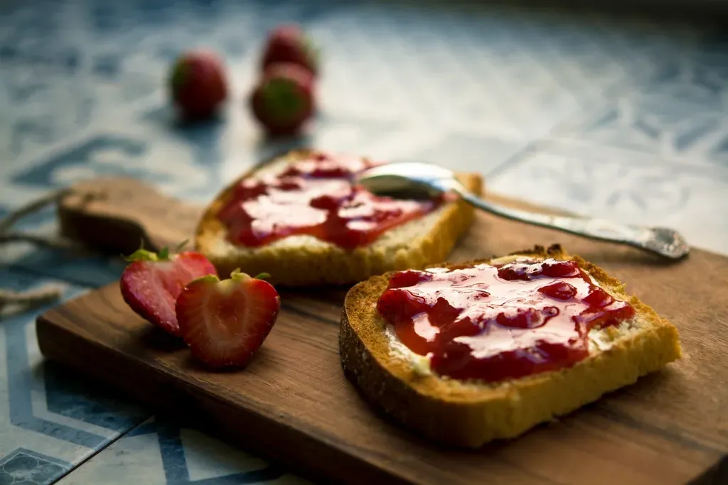 White Toast with Jam (Image Credits: Rawpixel)
