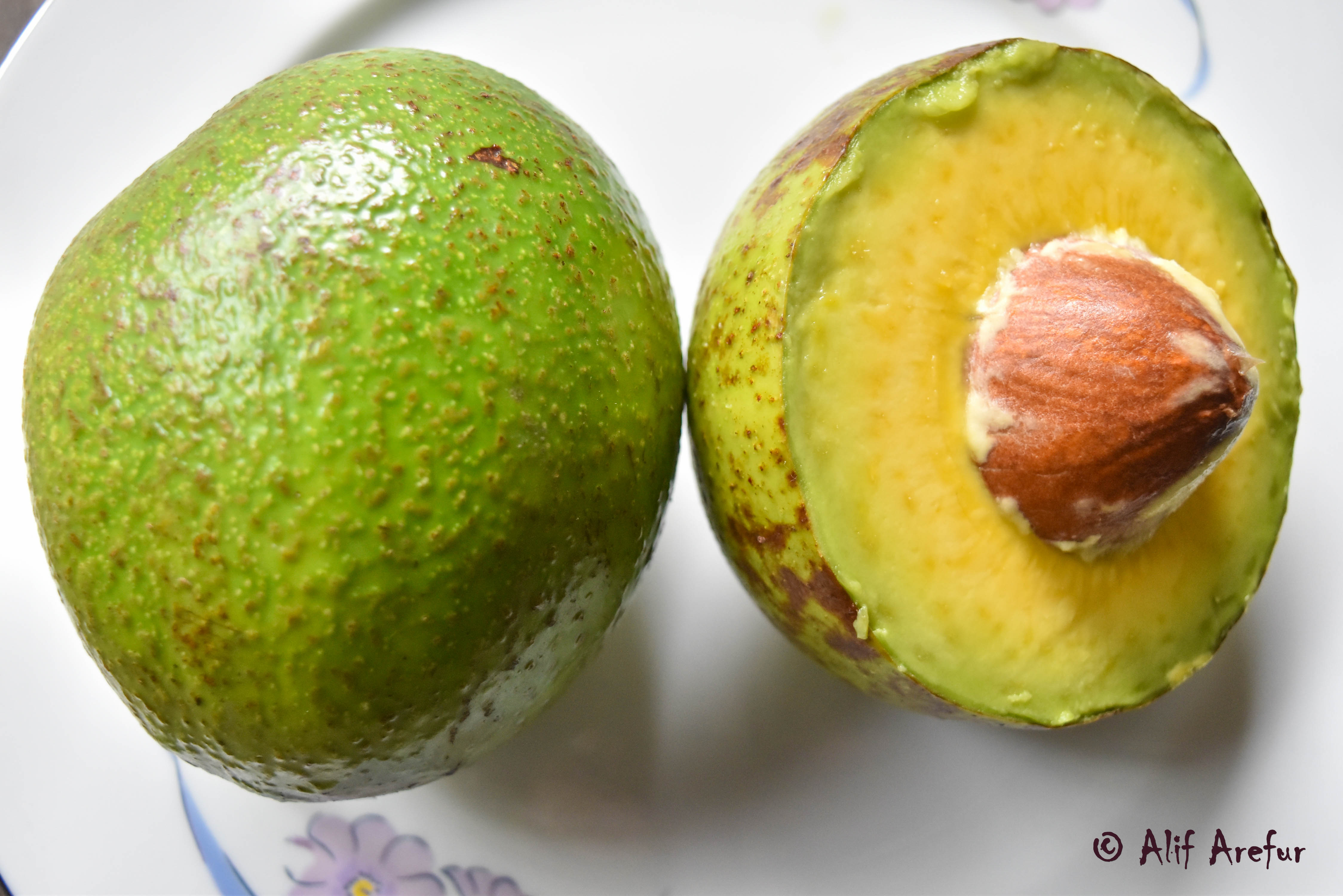 Avocados: Timing Ripeness Becomes Impossible in the Fridge (Image Credits: Wikimedia)