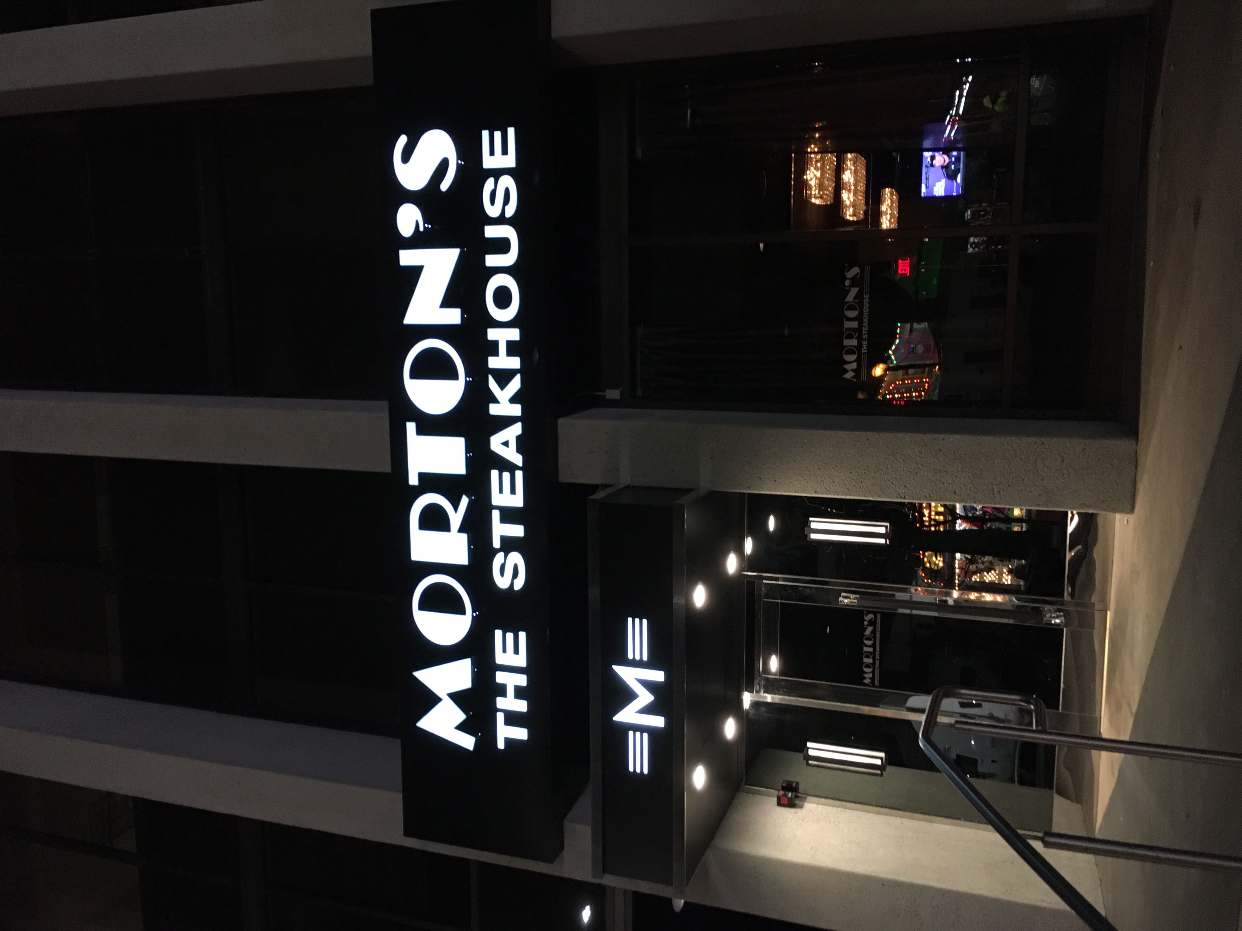 Morton's The Steakhouse: Chicago-Style Excellence (image credits: By FASTILY, CC BY-SA 4.0, https://commons.wikimedia.org/w/index.php?curid=54689241)