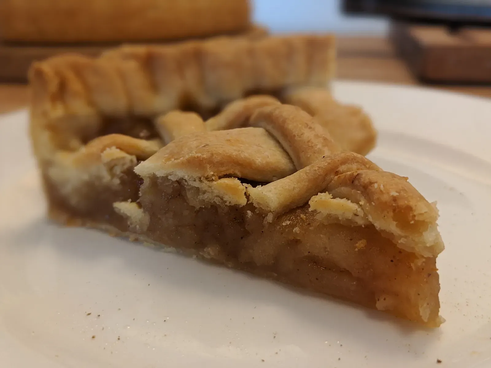 Adding a Frangipane Layer Between Crust and Apple (By Shisma, CC BY 4.0)