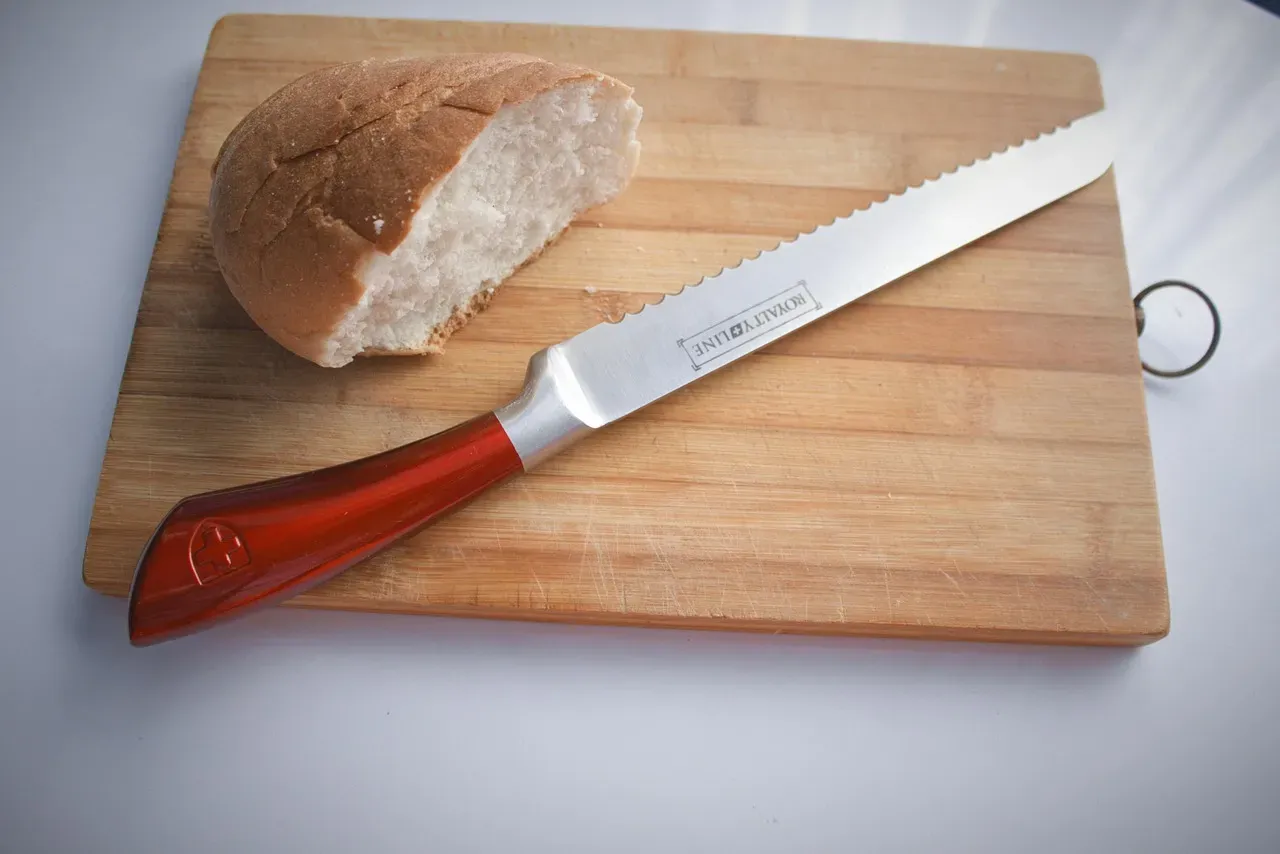 The Serrated Bread Knife: Not Just for Bread (Image Credits: Pixabay)