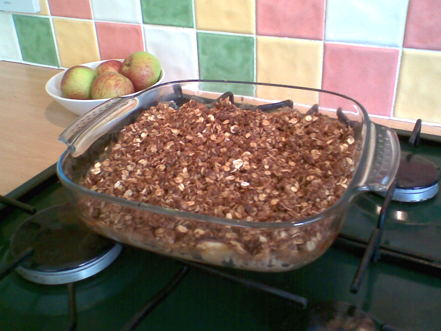 Apple Crisp with Oatmeal Topping (image credits: wikimedia)