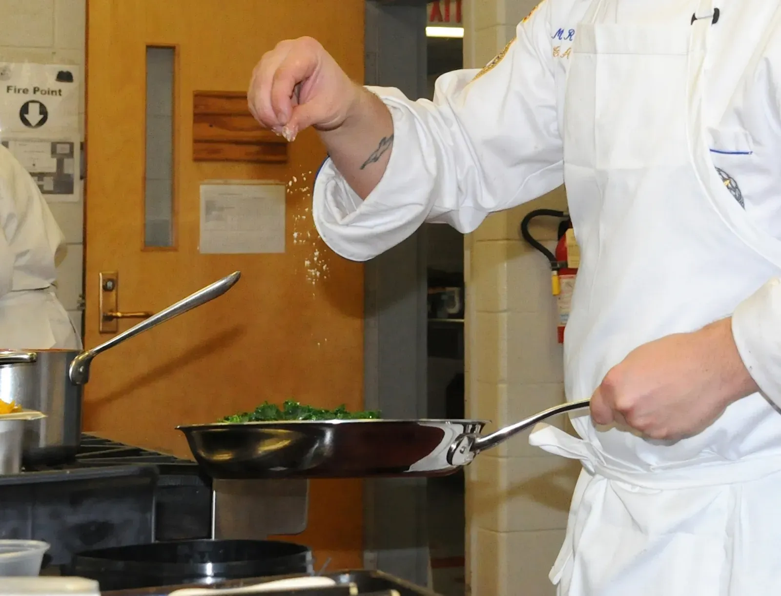 Salt at Every Stage: The Technique Most Home Cooks Skip (Image Credits: Wikimedia)