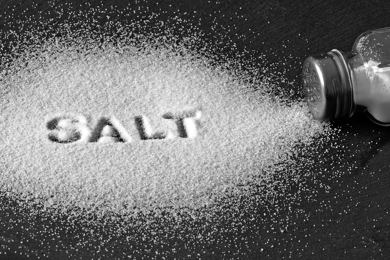 How Salt Causes Your Body to Hold Onto Water (image credits: pixabay)
