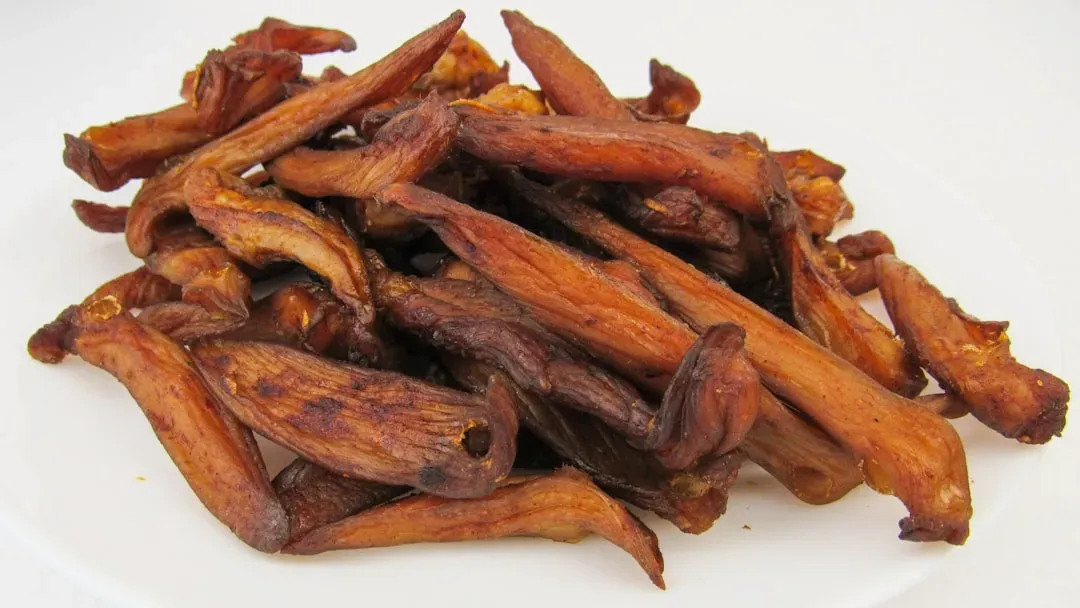 1. The Infamous "Rubber Chicken" - Wedding Food's Most Wanted Criminal (Image Credits: Unsplash)