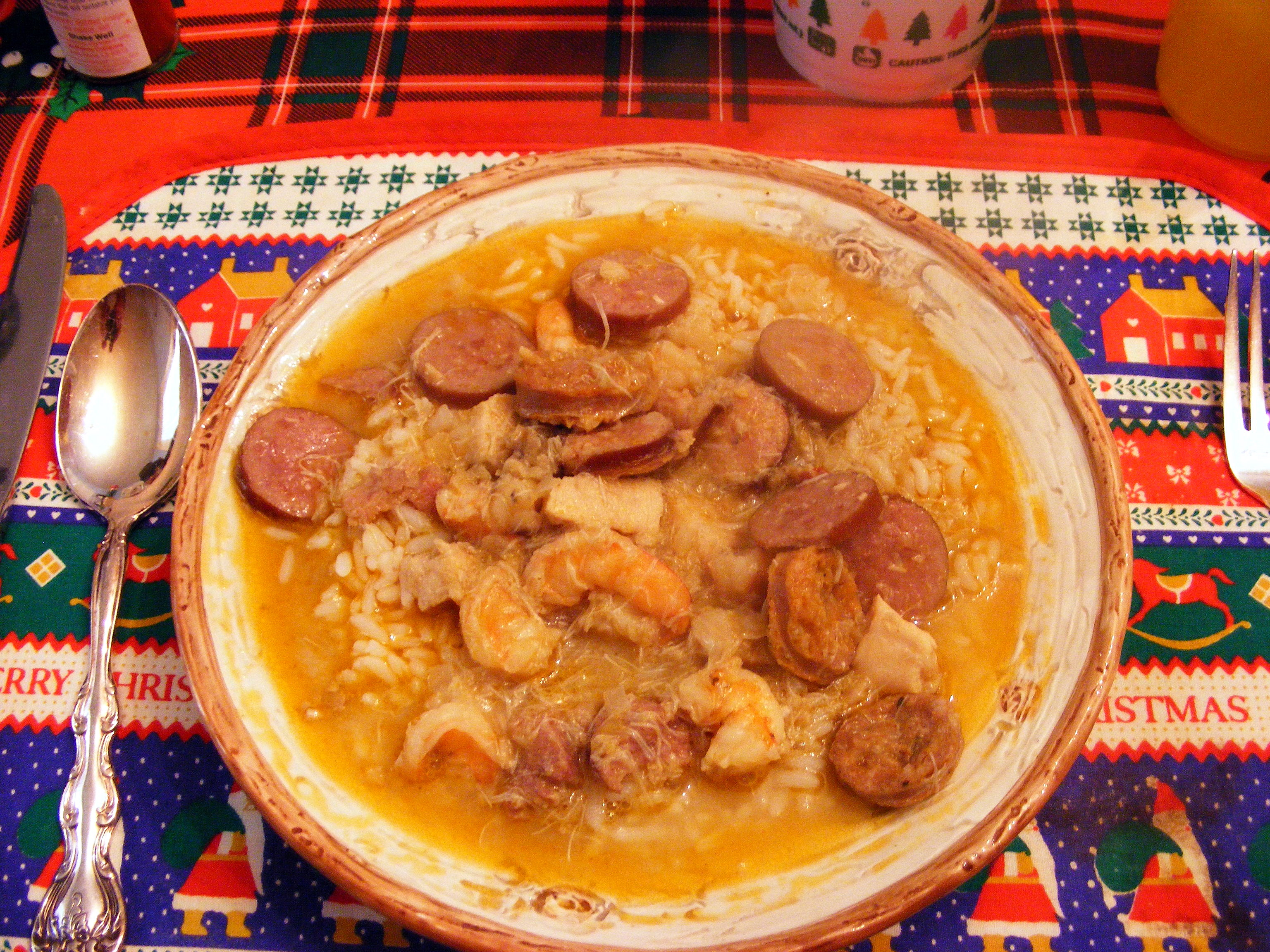 Louisiana's Soul-Stirring Gumbo (image credits: By Ted Kerwin, CC BY 2.0, https://commons.wikimedia.org/w/index.php?curid=90144188)