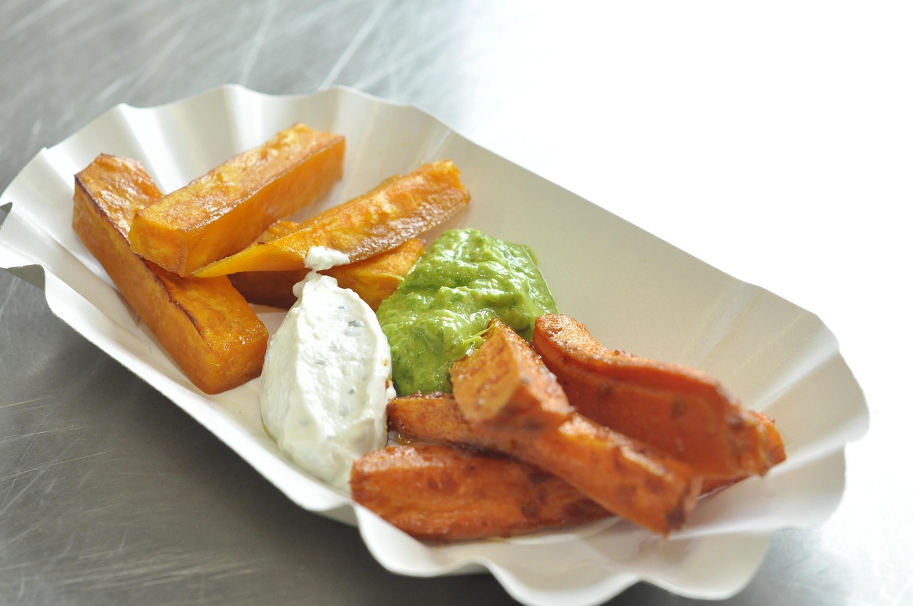 Baby Carrots and Hummus Satisfy Crunch Cravings (image credits: pixabay)