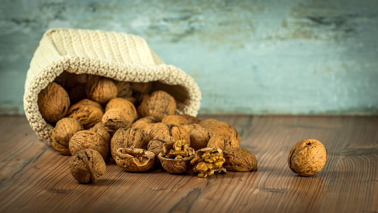 Almonds and Walnuts (image credits: pixabay)