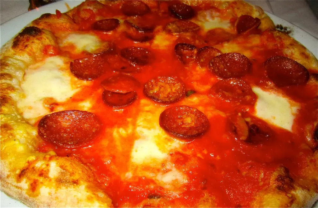 4. Red Baron Classic Crust: The Crowd Pleaser (Image Credits: Wikimedia)